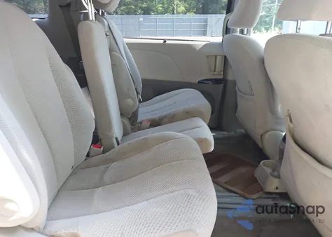 2012 Toyota Sienna Le V6 8 Passenger z USA, uszkodzony, nr VIN 5TDKK3DC4CS186149